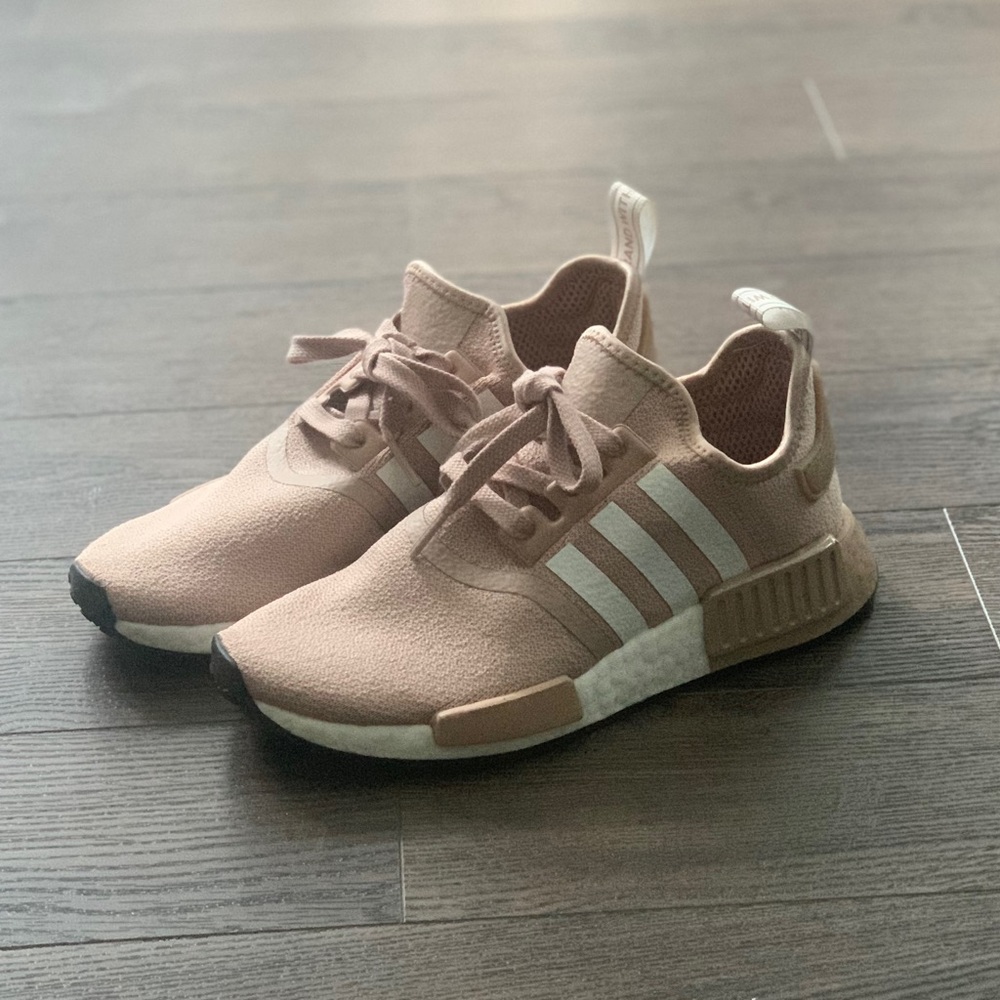 ✨RARE COLOUR✨ Adidas NMD R1 Sneaker - Ash Pearl - US 6.5 W